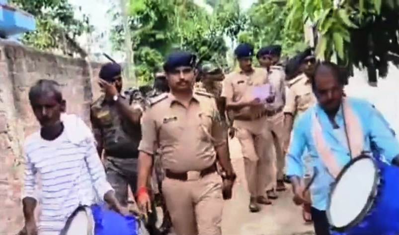 ढोल-नगाड़े के साथ पुलिस का इश्तेहार, 24 घंटे में फरार आरोपी ने किया सरेंडर,नगरनौसा पुलिस का अनोखा एक्शन, इश्तेहार चिपकते ही आरोपी पहुंचा कोर्ट 2