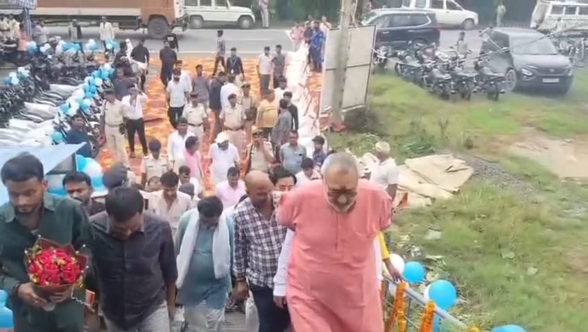 बांकीपुर उपचुनाव: गिरिराज सिंह का प्रशांत किशोर पर बड़ा हमला, कहा- 'वो फ्रॉड हैं और विधानसभा में गंदगी फैलाएंगे' 3