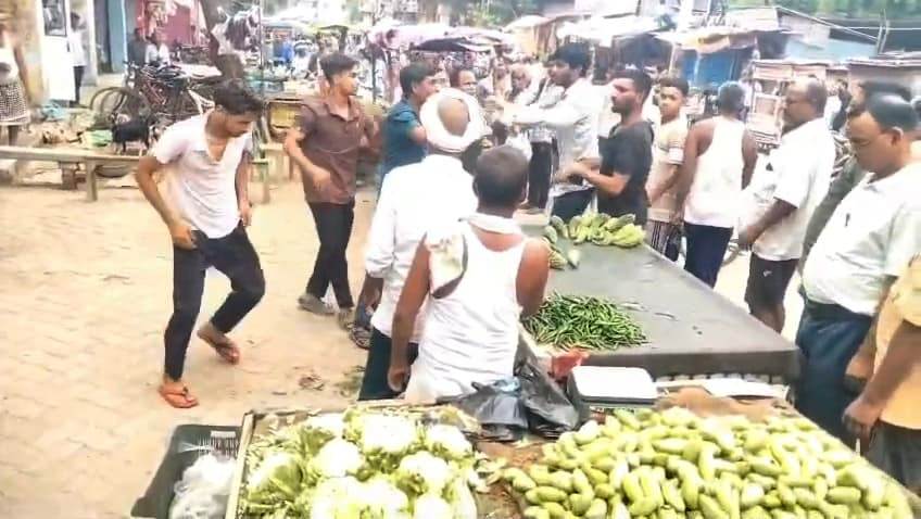 नालंदा: अस्थावां थाना क्षेत्र के अस्थावां बाजार में पारिवारिक बटवारे को लेकर दो पक्ष में हुई जमकर हुआ मारपीट,दोनों पक्षों से ग्यारह लोग पर एफआईआर दर्ज, घटना सीसीटीवी में कैद। 2