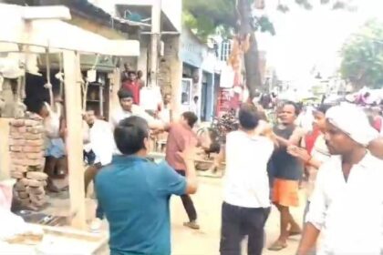 नालंदा: अस्थावां थाना क्षेत्र के अस्थावां बाजार में पारिवारिक बटवारे को लेकर दो पक्ष में हुई जमकर हुआ मारपीट,दोनों पक्षों से ग्यारह लोग पर एफआईआर दर्ज, घटना सीसीटीवी में कैद। 51