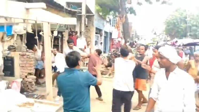 नालंदा: अस्थावां थाना क्षेत्र के अस्थावां बाजार में पारिवारिक बटवारे को लेकर दो पक्ष में हुई जमकर हुआ मारपीट,दोनों पक्षों से ग्यारह लोग पर एफआईआर दर्ज, घटना सीसीटीवी में कैद। 16