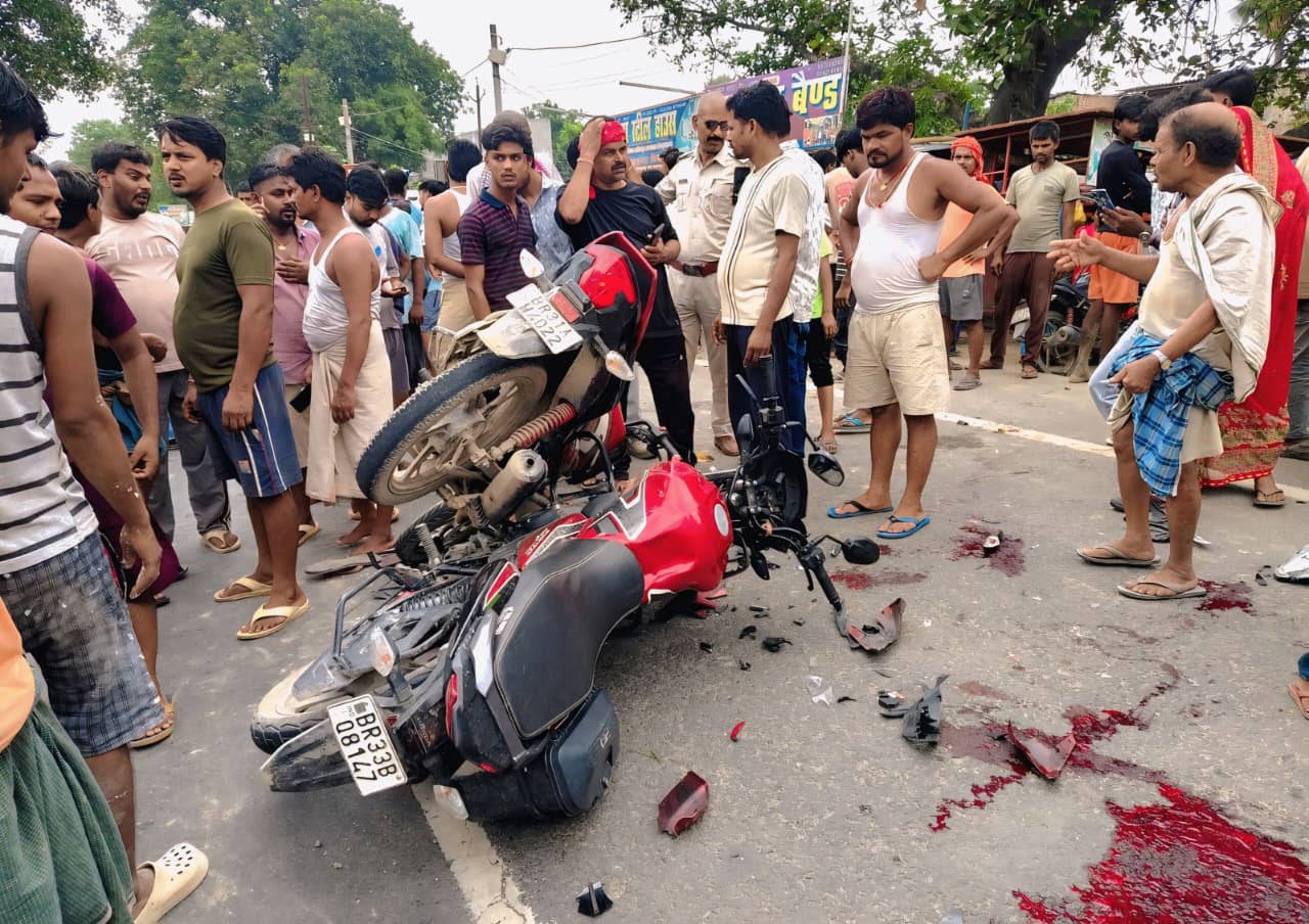 बछवाड़ा के एनएच 28 पर दो बाइक के आमने सामने टक्कर में दोनों बाइक चालक की मौत, दो सवार सवार घायल 2