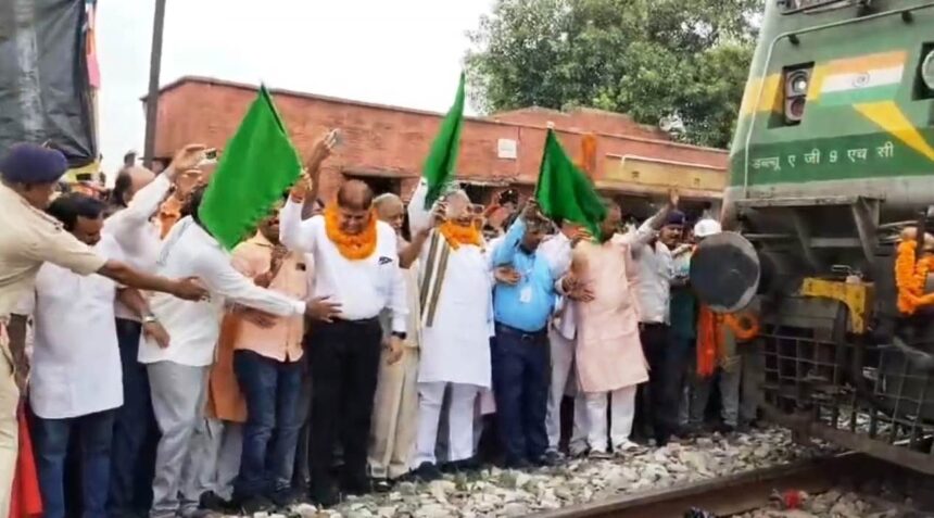 नालंदा: रहुई रोड स्टेशन पर पटना-राजगीर इंटरसिटी एक्सप्रेस का नियमित ठहराव शुरू, यात्रियों को मिली बड़ी सौगात 1
