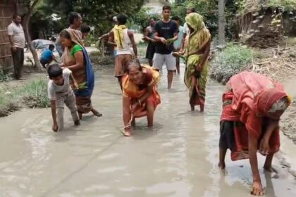 समस्तीपुर: 10 वर्षों से बदहाल सड़क पर फूटा ग्रामीणों का गुस्सा, जलजमाव में की धान की रोपाई कर जताया विरोध 30