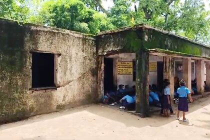 नालंदा: रहूंई प्रखंड में मध्य विद्यालय बरांदी की हालत जर्जर, दहशत के साये में पढ़ने को मजबूर छात्र, ना बिजली ना पंखा, उमस भरी गर्मी में सैकड़ो छात्र पढ़ने को मजबूर 27