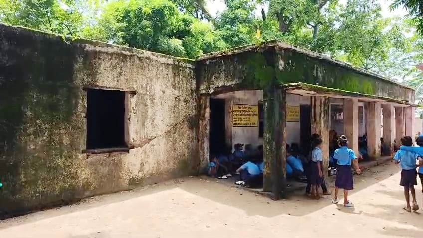 नालंदा: रहूंई प्रखंड में मध्य विद्यालय बरांदी की हालत जर्जर, दहशत के साये में पढ़ने को मजबूर छात्र, ना बिजली ना पंखा, उमस भरी गर्मी में सैकड़ो छात्र पढ़ने को मजबूर 6