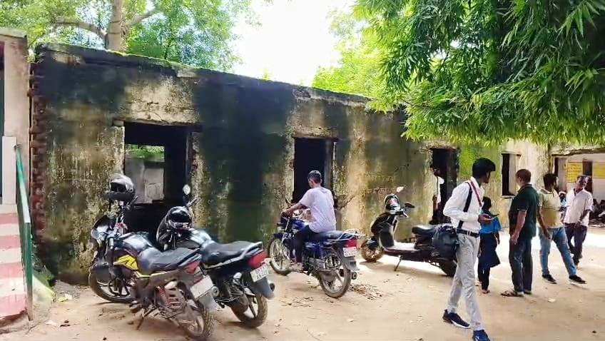 नालंदा: रहूंई प्रखंड में मध्य विद्यालय बरांदी की हालत जर्जर, दहशत के साये में पढ़ने को मजबूर छात्र, ना बिजली ना पंखा, उमस भरी गर्मी में सैकड़ो छात्र पढ़ने को मजबूर 3