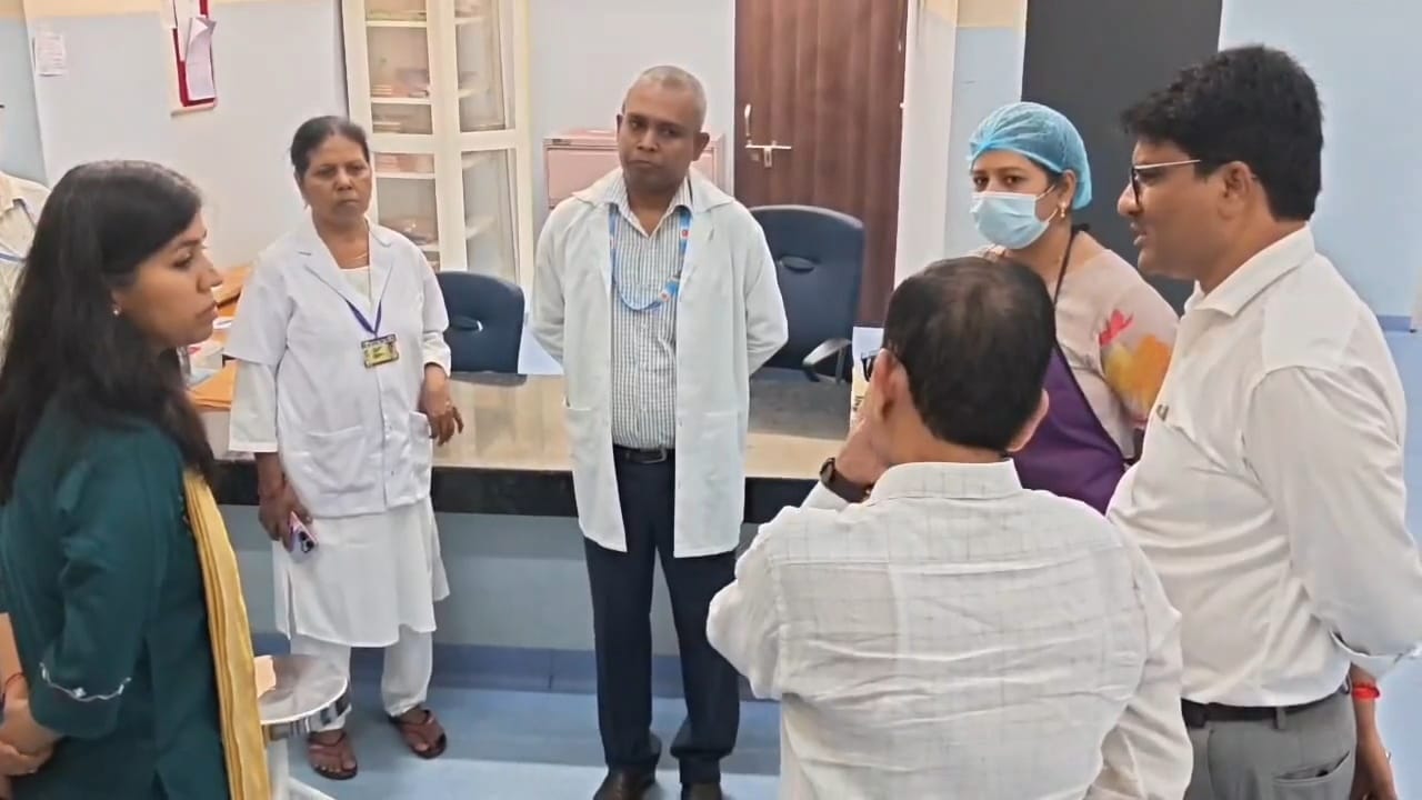 नालंदा मॉडल अस्पताल का डीएम उदिता सिंह ने किया औचक निरीक्षण, स्वास्थ्य सुविधाओं का लिया जायजा 2