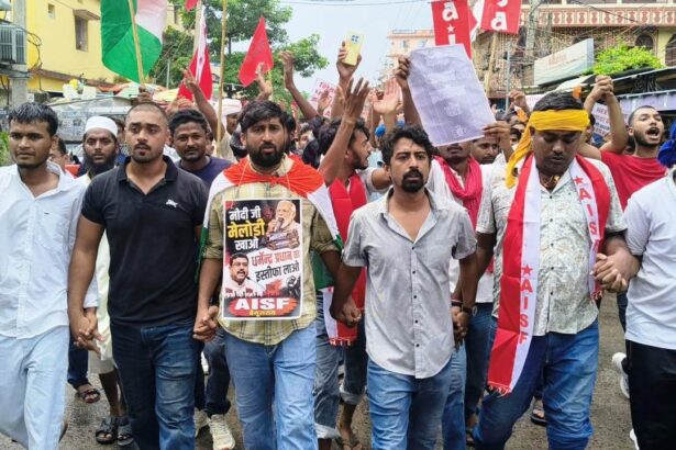 बेगूसराय में AISF-AIYF के प्रदर्शन के दौरान हंगामा, समाहरणालय के पास पथराव और झड़प; पत्रकारों पर भी हमला 7