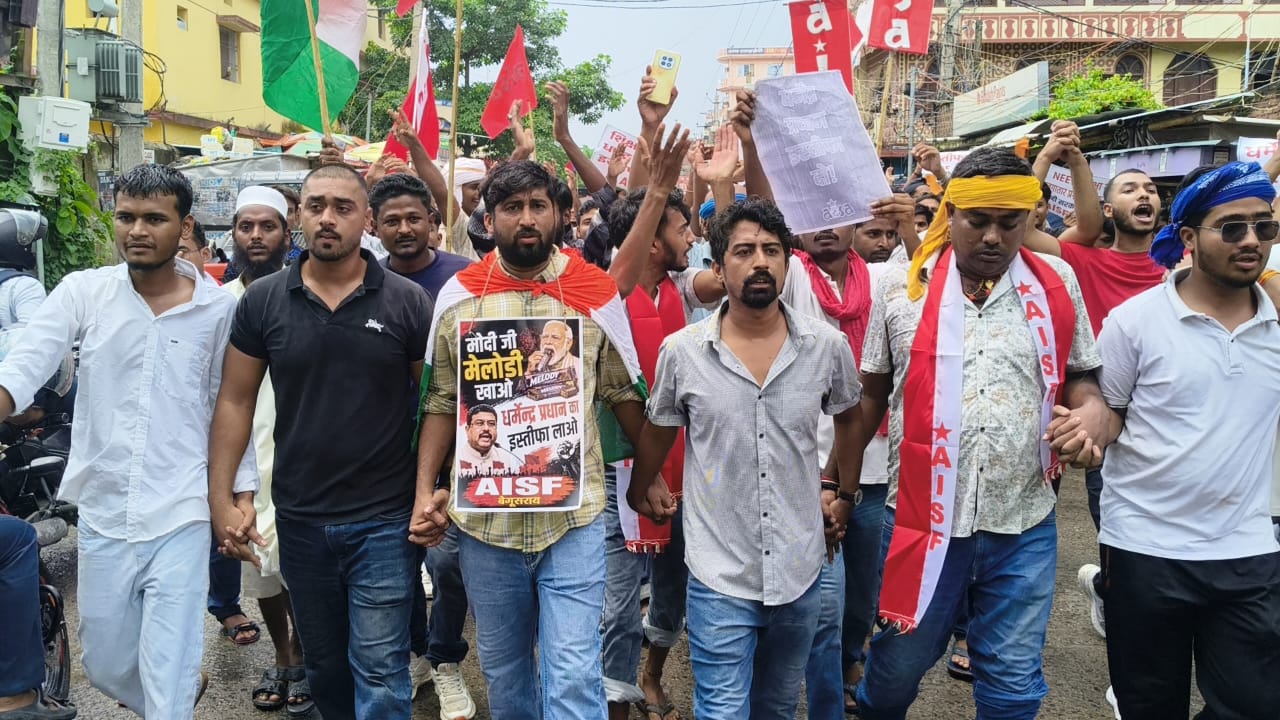 बेगूसराय में छात्रों का आक्रोश: दिल्ली-पटना लाठीचार्ज के विरोध और धर्मेंद्र प्रधान के इस्तीफे की मांग को लेकर प्रदर्शन 2