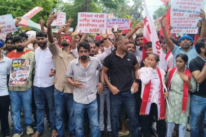 बेगूसराय में छात्रों का आक्रोश: दिल्ली-पटना लाठीचार्ज के विरोध और धर्मेंद्र प्रधान के इस्तीफे की मांग को लेकर प्रदर्शन 2