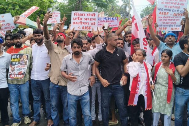 बेगूसराय में छात्रों का आक्रोश: दिल्ली-पटना लाठीचार्ज के विरोध और धर्मेंद्र प्रधान के इस्तीफे की मांग को लेकर प्रदर्शन 3