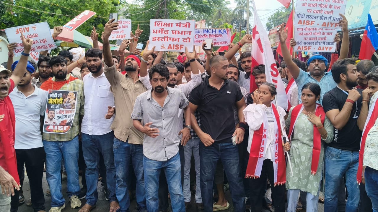 बेगूसराय में छात्रों का आक्रोश: दिल्ली-पटना लाठीचार्ज के विरोध और धर्मेंद्र प्रधान के इस्तीफे की मांग को लेकर प्रदर्शन 5