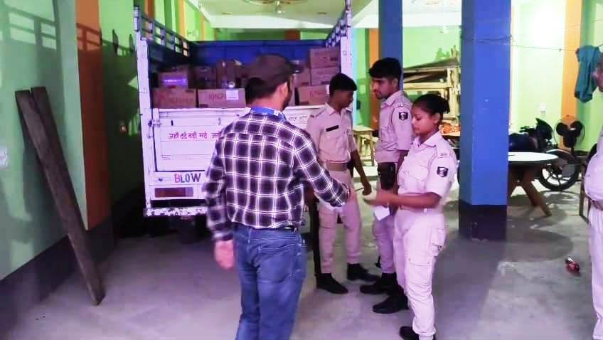 समस्तीपुर: उत्पाद विभाग की बड़ी कार्रवाई,कल्याणपुर में पिकअप वाहन से 15 लाख की विदेशी शराब बरामद, चालक गिरफ्तार 2