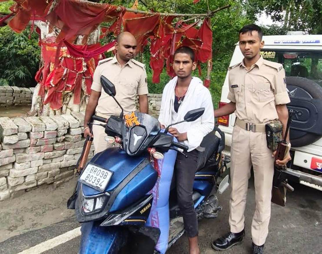 भगवानपुर में वाहन जांच के दौरान 80 लीटर देसी शराब के साथ स्कूटी सवार तस्कर गिरफ्तार 3