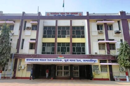 समस्तीपुर रेल मंडल कार्यालय में सीबीआई की छापेमारी; एपीओ और डीलिंग क्लर्क रिश्वत लेते ट्रैप 10