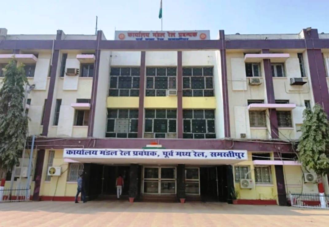 समस्तीपुर रेल मंडल कार्यालय में सीबीआई की छापेमारी; एपीओ और डीलिंग क्लर्क रिश्वत लेते ट्रैप 3