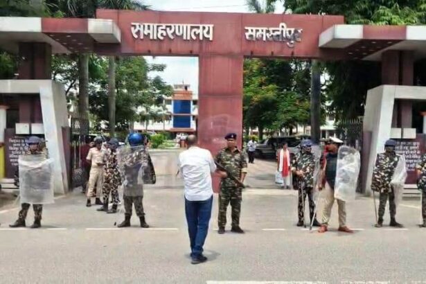 समस्तीपुर: नीट पेपर लीक और छात्रों पर लाठीचार्ज के विरोध के बीच प्रशासन अलर्ट, समाहरणालय परिसर में QRT ने किया मॉक ड्रिल 1