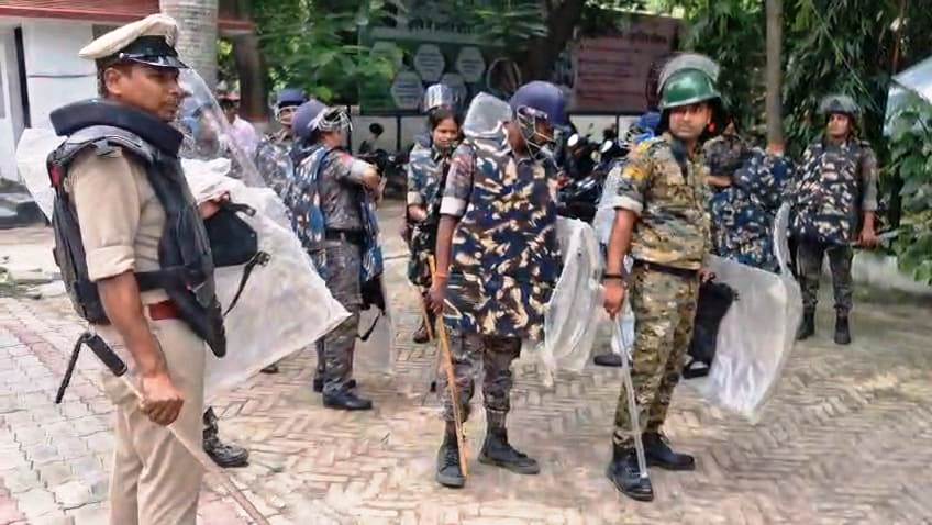 समस्तीपुर: नीट पेपर लीक और छात्रों पर लाठीचार्ज के विरोध के बीच प्रशासन अलर्ट, समाहरणालय परिसर में QRT ने किया मॉक ड्रिल 2
