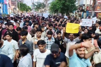 नालंदा: छात्रों के प्रोटेस्ट को देखते हुए बिहार शरीफ शहरी क्षेत्र को सुरक्षाकर्मियों ने छावनी में किया तब्दील, बिहार थाना में अब तक 500 अज्ञात छात्रों पर किया गया एफआईआर दर्ज, ड्रोन से हो रही है निगरानी 4