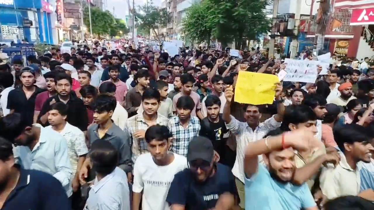नालंदा: छात्रों के प्रोटेस्ट को देखते हुए बिहार शरीफ शहरी क्षेत्र को सुरक्षाकर्मियों ने छावनी में किया तब्दील, बिहार थाना में अब तक 500 अज्ञात छात्रों पर किया गया एफआईआर दर्ज, ड्रोन से हो रही है निगरानी 4
