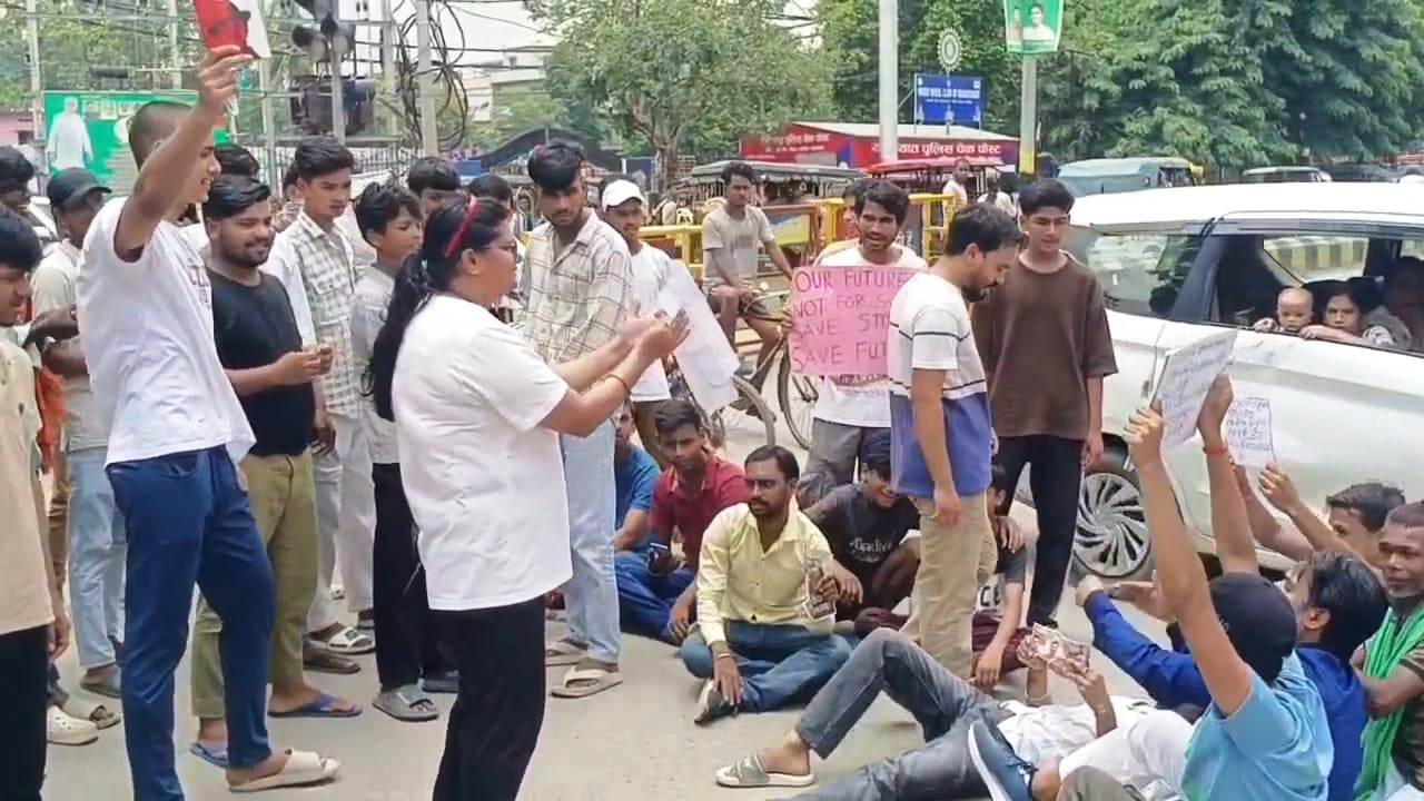 नालंदा: छात्रों के प्रोटेस्ट को देखते हुए बिहार शरीफ शहरी क्षेत्र को सुरक्षाकर्मियों ने छावनी में किया तब्दील, बिहार थाना में अब तक 500 अज्ञात छात्रों पर किया गया एफआईआर दर्ज, ड्रोन से हो रही है निगरानी 2