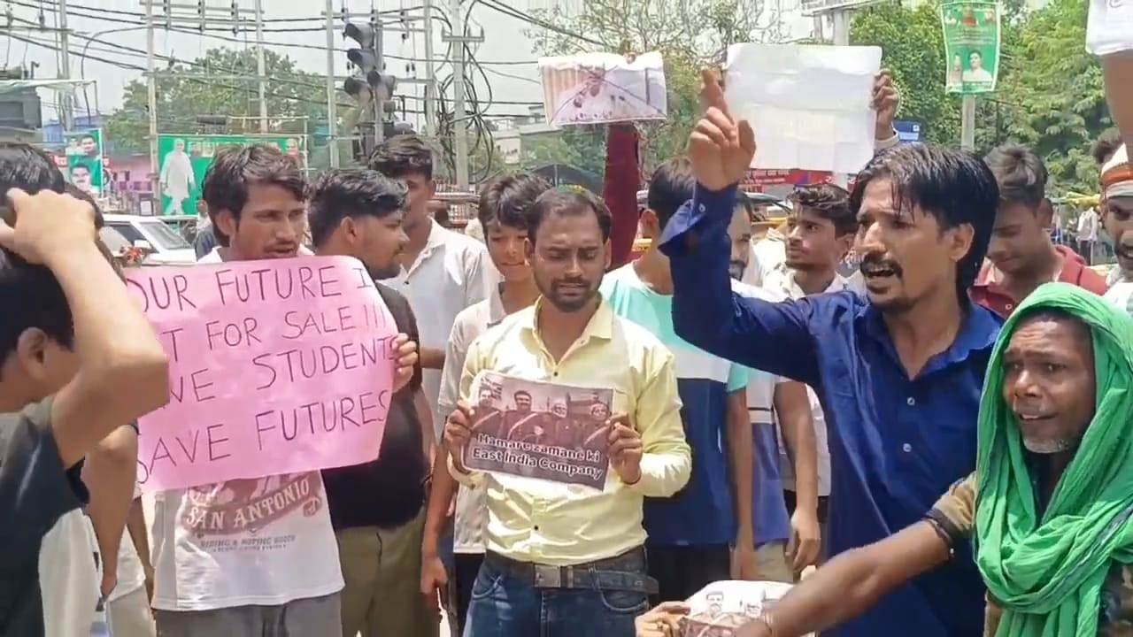 नालंदा: छात्रों के प्रोटेस्ट को देखते हुए बिहार शरीफ शहरी क्षेत्र को सुरक्षाकर्मियों ने छावनी में किया तब्दील, बिहार थाना में अब तक 500 अज्ञात छात्रों पर किया गया एफआईआर दर्ज, ड्रोन से हो रही है निगरानी 3