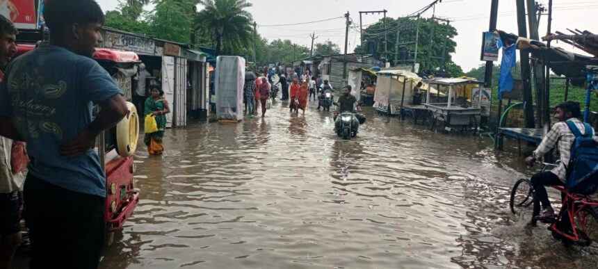 वीरपुर बाजार गंदे पानी के साथ हुआ झील में तब्दील,लोगों को हो रही है परेशानी 1