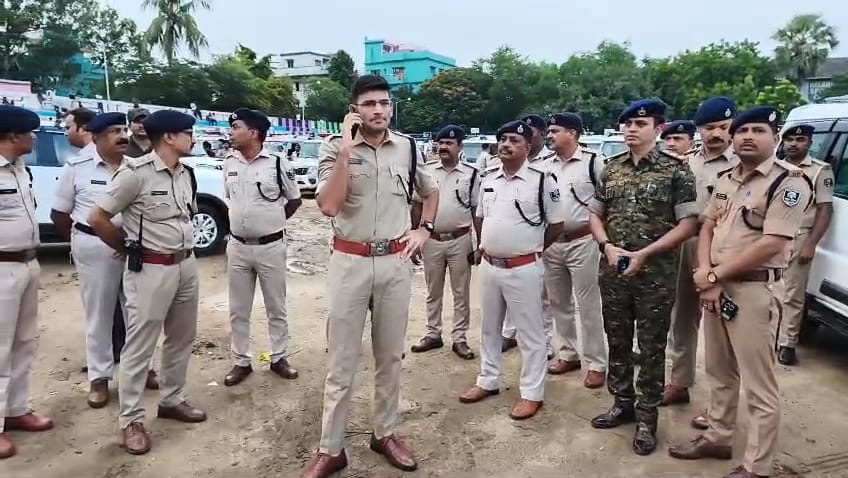 नालंदा: नीट पेपर लीक मामले को लेकर प्रदर्शन के बीच बिहारशरीफ में पुलिस का फ्लैग मार्च,एसपी भारत सोनी ने कहा- बिना अनुमति प्रदर्शन करने वालों पर होगी सख्त कार्रवाई, कई ऑनलाइन चैनलों को चिन्हित कर कार्रवाई हुई तेज 3