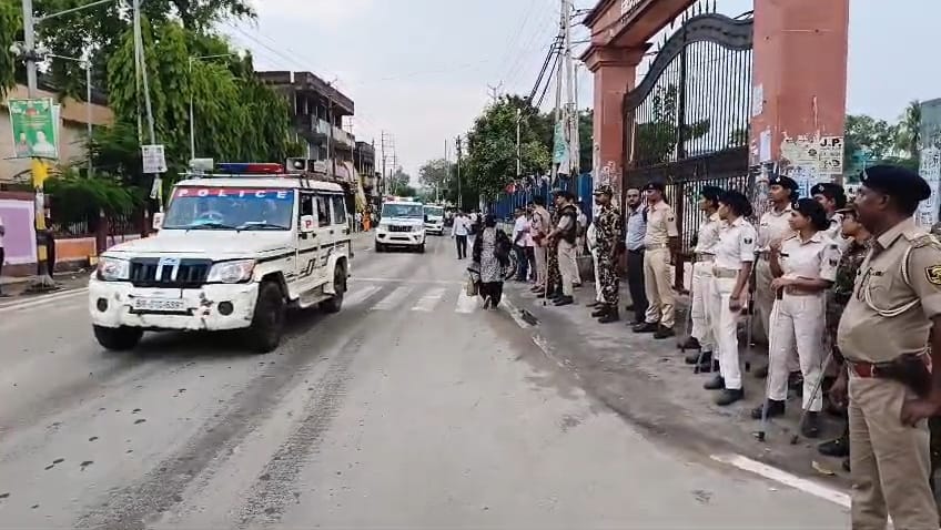 नालंदा: नीट पेपर लीक मामले को लेकर प्रदर्शन के बीच बिहारशरीफ में पुलिस का फ्लैग मार्च,एसपी भारत सोनी ने कहा- बिना अनुमति प्रदर्शन करने वालों पर होगी सख्त कार्रवाई, कई ऑनलाइन चैनलों को चिन्हित कर कार्रवाई हुई तेज 2