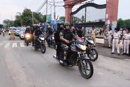 नालंदा: नीट पेपर लीक मामले को लेकर प्रदर्शन के बीच बिहारशरीफ में पुलिस का फ्लैग मार्च,एसपी भारत सोनी ने कहा- बिना अनुमति प्रदर्शन करने वालों पर होगी सख्त कार्रवाई, कई ऑनलाइन चैनलों को चिन्हित कर कार्रवाई हुई तेज 4