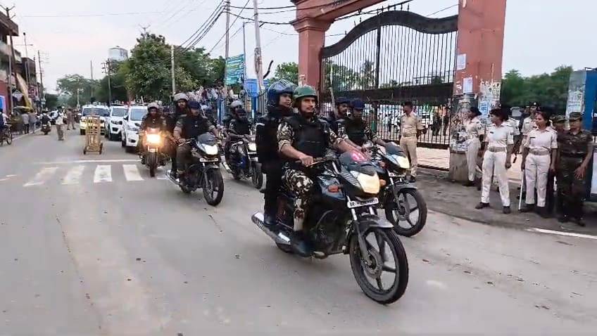 नालंदा: नीट पेपर लीक मामले को लेकर प्रदर्शन के बीच बिहारशरीफ में पुलिस का फ्लैग मार्च,एसपी भारत सोनी ने कहा- बिना अनुमति प्रदर्शन करने वालों पर होगी सख्त कार्रवाई, कई ऑनलाइन चैनलों को चिन्हित कर कार्रवाई हुई तेज 5