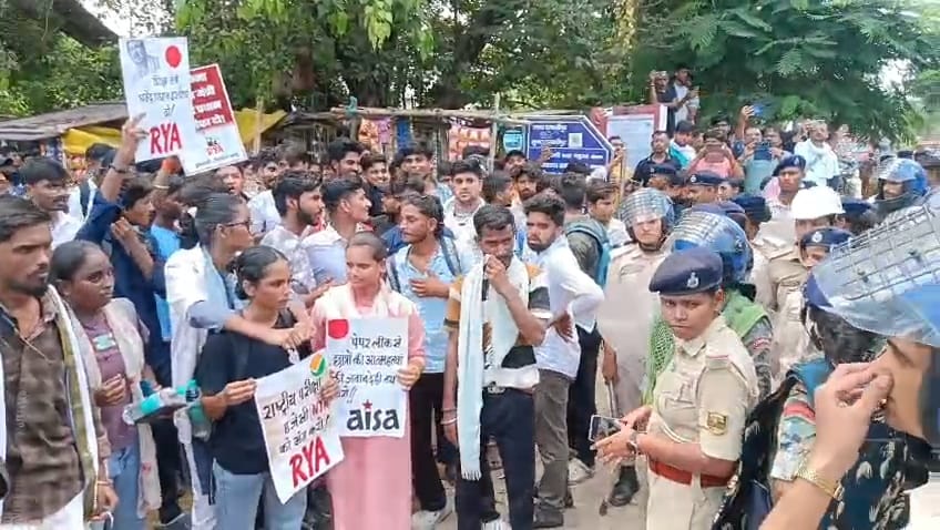 समस्तीपुर: नीट पेपर लीक और पटना में पुलिस कार्रवाई के विरोध में आइसा का बिहार बंद, समस्तीपुर-पटना मुख्य मार्ग जाम 2