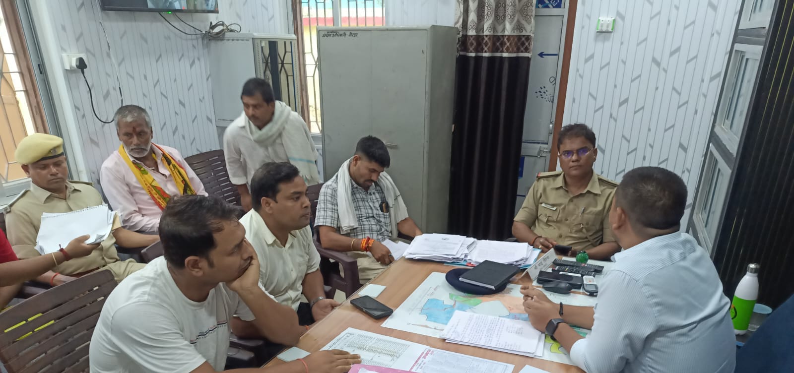 वीरपुर अंचल कार्यालय में लगा जनता दरबार: भूमि विवाद के चार पुराने मामलों में हुई सुनवाई, एक का आपसी सहमति से हुआ निष्पादन 8