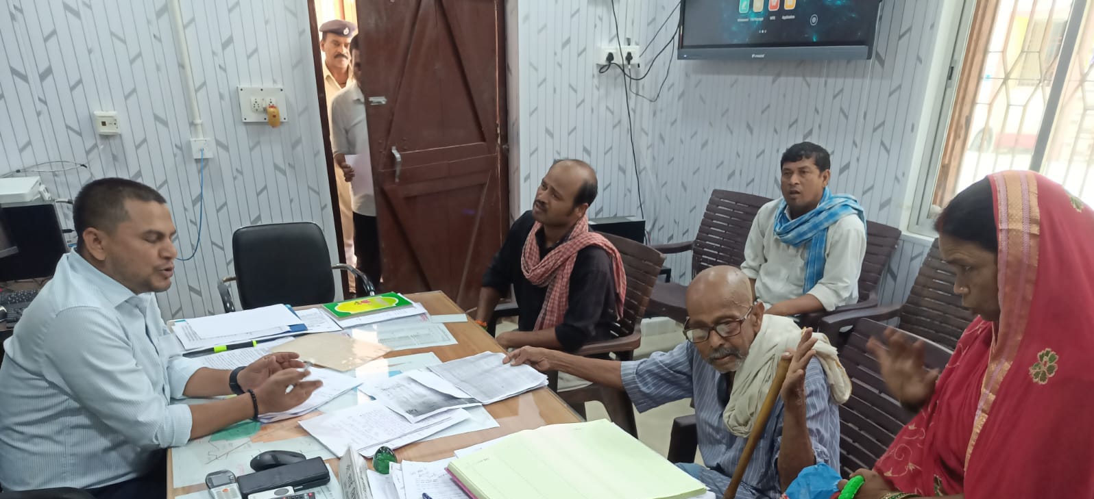 वीरपुर अंचल कार्यालय में लगा जनता दरबार: भूमि विवाद के चार पुराने मामलों में हुई सुनवाई, एक का आपसी सहमति से हुआ निष्पादन 2