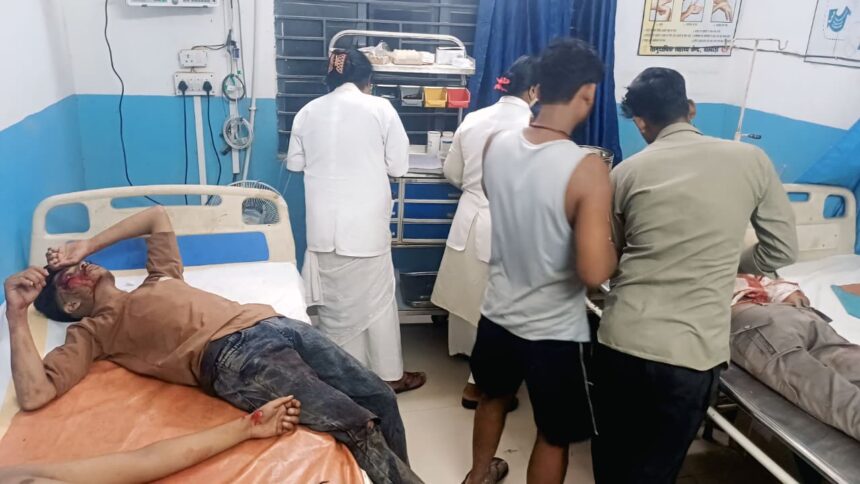 बछवाड़ा के एन एच 122 बी पर सड़क दुर्घटना में तीन किशोर गंभीर रूप से घायल, एक की हालत नाजुक 1