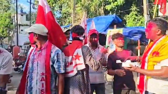 धर्मेंद्र प्रधान के इस्तीफे पर बेगूसराय में AISF का जश्न: कार्यकर्ताओं ने बांटी मिठाइयां, इसे बताया छात्रों के संघर्ष की जीत 2