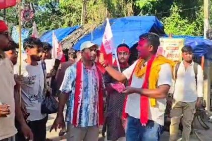 धर्मेंद्र प्रधान के इस्तीफे पर बेगूसराय में AISF का जश्न: कार्यकर्ताओं ने बांटी मिठाइयां, इसे बताया छात्रों के संघर्ष की जीत 6