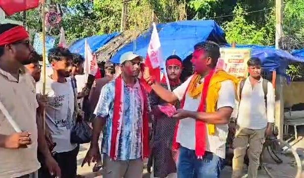 धर्मेंद्र प्रधान के इस्तीफे पर बेगूसराय में AISF का जश्न: कार्यकर्ताओं ने बांटी मिठाइयां, इसे बताया छात्रों के संघर्ष की जीत 1