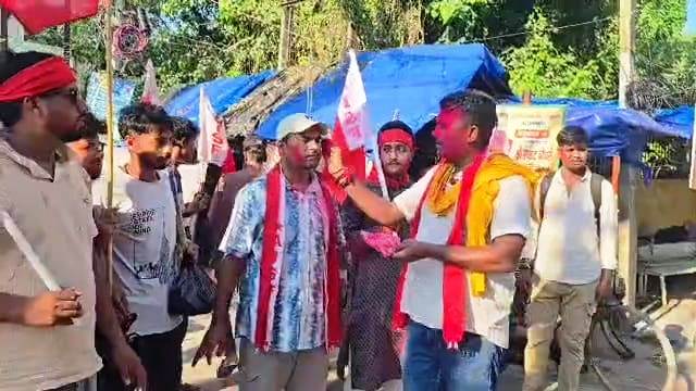 धर्मेंद्र प्रधान के इस्तीफे पर बेगूसराय में AISF का जश्न: कार्यकर्ताओं ने बांटी मिठाइयां, इसे बताया छात्रों के संघर्ष की जीत 4