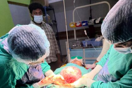 समस्तीपुर: रोसड़ा के न्यू एपेक्स हॉस्पिटल में डॉक्टरों का बड़ा कारनामा: सफल ऑपरेशन कर निकाला 5 किलो का ट्यूमर, मरीज को मिला नया जीवन 77