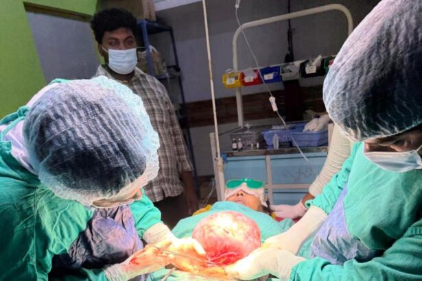 समस्तीपुर: रोसड़ा के न्यू एपेक्स हॉस्पिटल में डॉक्टरों का बड़ा कारनामा: सफल ऑपरेशन कर निकाला 5 किलो का ट्यूमर, मरीज को मिला नया जीवन 1