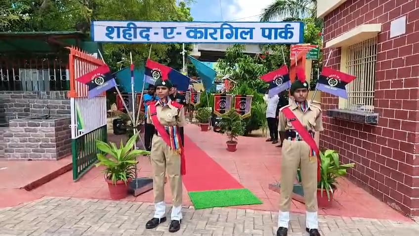 नालंदा: कारगिल विजय दिवस पर बिहारशरीफ के कारगिल पार्क में शहीदों को दी गई श्रद्धांजलि, मंत्री श्रवण कुमार और सांसद कौशलेन्द्र कुमार एवं एनसीसी अधिकारी हुए शामिल 2