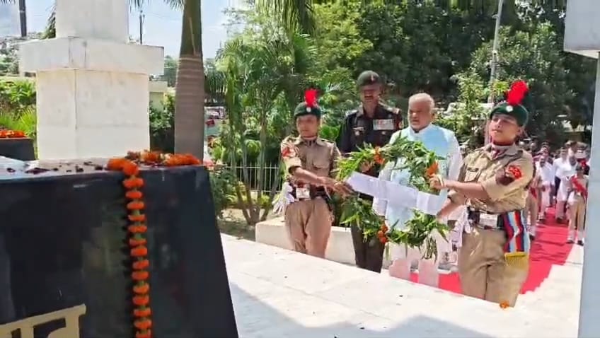 नालंदा: कारगिल विजय दिवस पर बिहारशरीफ के कारगिल पार्क में शहीदों को दी गई श्रद्धांजलि, मंत्री श्रवण कुमार और सांसद कौशलेन्द्र कुमार एवं एनसीसी अधिकारी हुए शामिल 3