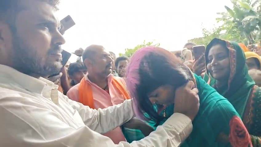 समस्तीपुर में अजब प्रेम की गजब कहानी: दो बच्चों के पिता से मिलने पहुंचे प्रेमी को पति ने खुद पकड़ा, फिर अपनी ही पत्नी की करा दी उससे शादी,वीडियो वायरल 3