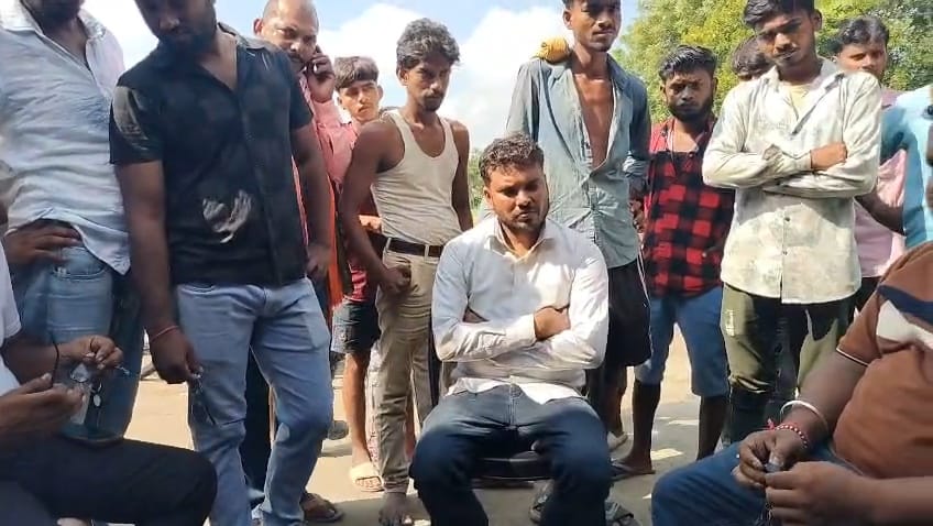 समस्तीपुर अजब प्रेम की गजब कहानी: दो बच्चों के पिता से मिलने पहुंचे प्रेमी को पति ने खुद पकड़ा, फिर अपनी ही पत्नी की करा दी उससे शादी, वीडियो वायरल 4