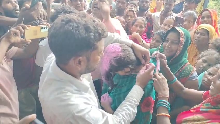 समस्तीपुर अजब प्रेम की गजब कहानी: दो बच्चों के पिता से मिलने पहुंचे प्रेमी को पति ने खुद पकड़ा, फिर अपनी ही पत्नी की करा दी उससे शादी, वीडियो वायरल 3