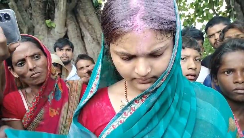 समस्तीपुर अजब प्रेम की गजब कहानी: दो बच्चों के पिता से मिलने पहुंचे प्रेमी को पति ने खुद पकड़ा, फिर अपनी ही पत्नी की करा दी उससे शादी, वीडियो वायरल 2