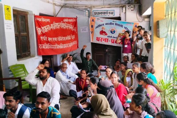 बरौनी: 16 सूत्री मांगों को लेकर शिक्षकेतर कर्मचारियों की अनिश्चितकालीन हड़ताल शुरू, छात्रों के हंगामे से कॉलेज परिसर में रही तनावपूर्ण स्थिति 9