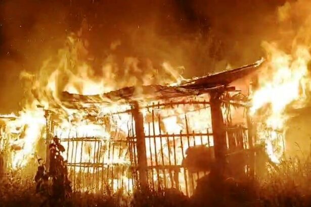 बछवाड़ा के बेगमसराय गांव में शॉर्ट सर्किट से फूस की दुकान जलकर खाक, बिजली विभाग की लापरवाही पर ग्रामीणों में आक्रोश 1